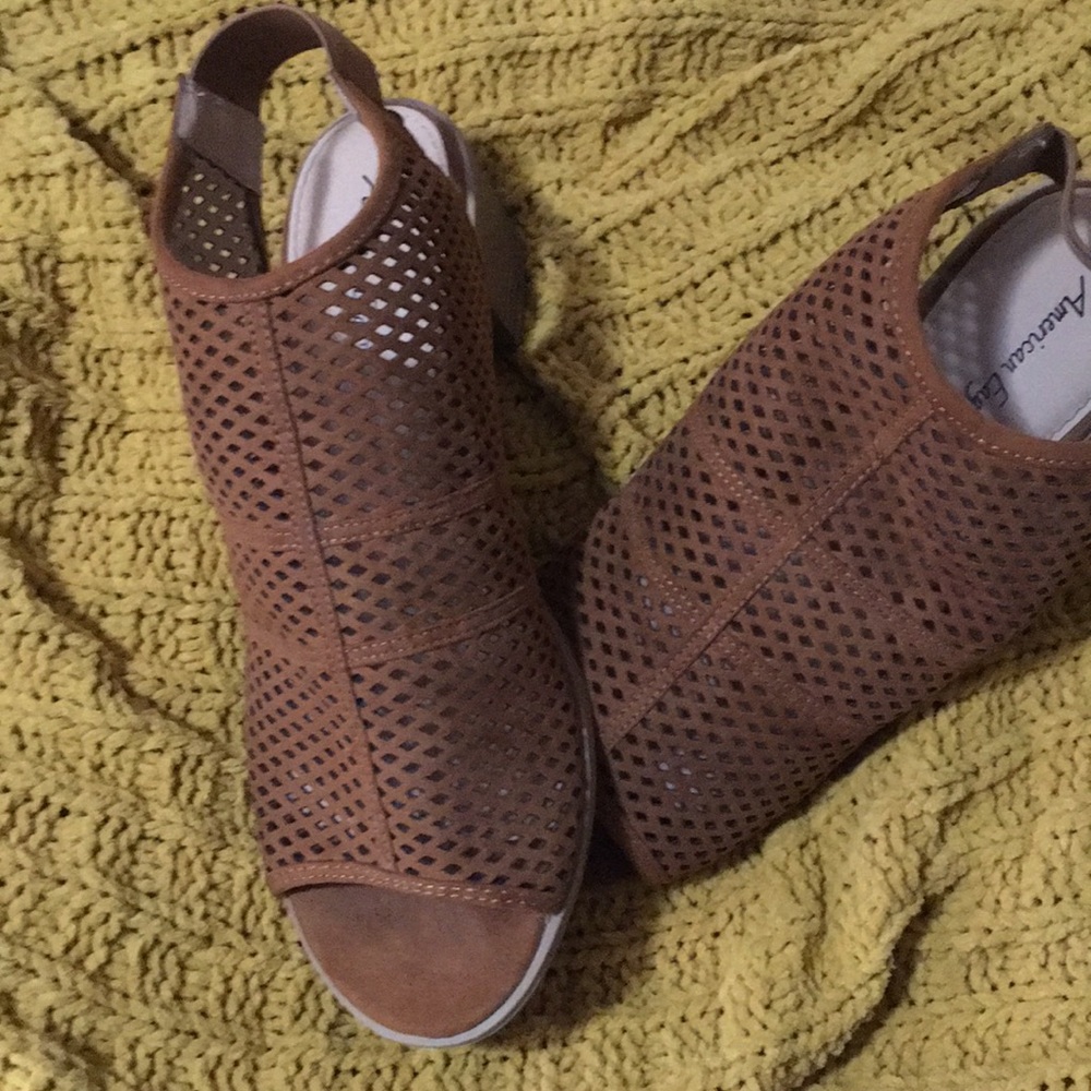 American Eagle Sandals